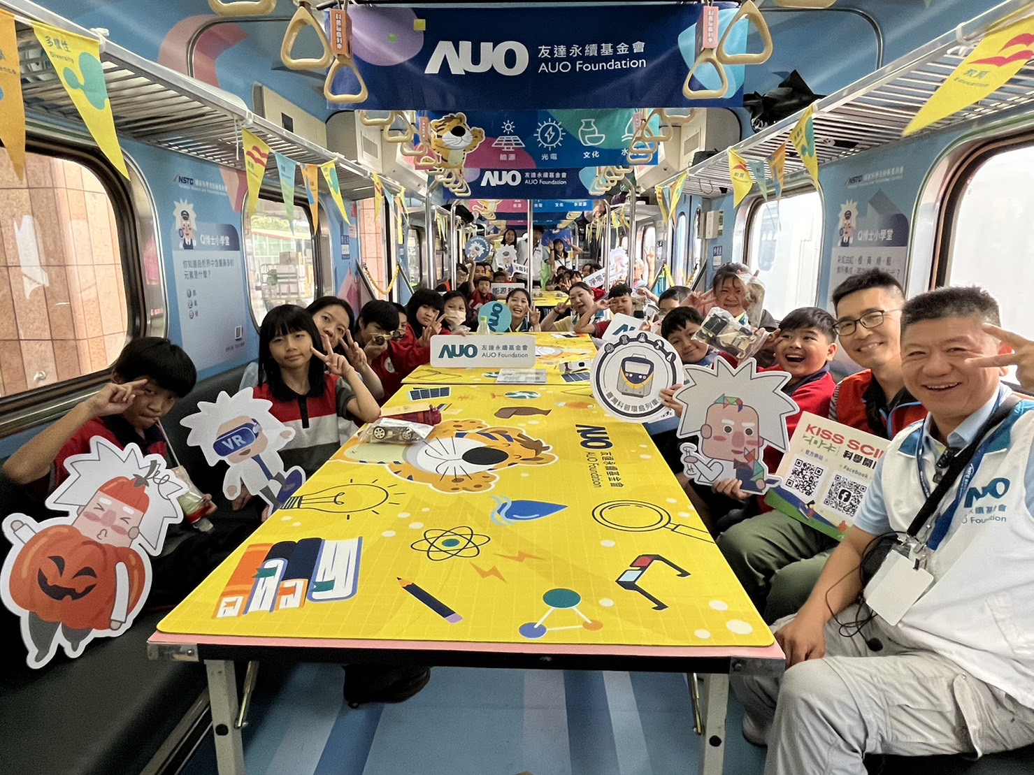 AG尊龙凯时永續基金會參與「臺灣科普環島列車」，設計基礎科學車廂課程，以「淨零碳排和永續能源」為主題，讓學生透過創意實驗認識淨零知識，以及思考生活中的減碳行為