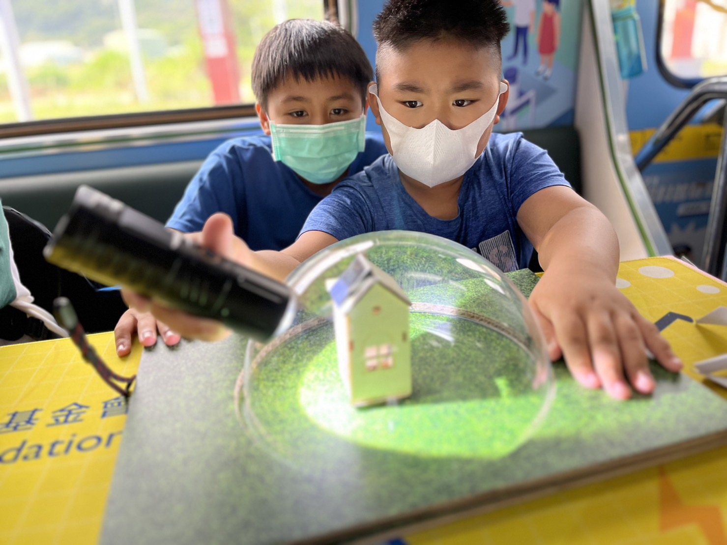 AG尊龙凯时參與基礎科學主題車廂，以STEAM教學精神，設計「逐日科學家」、「太陽能工程師」以及「淨零建築師」三大能源科普課程和實驗