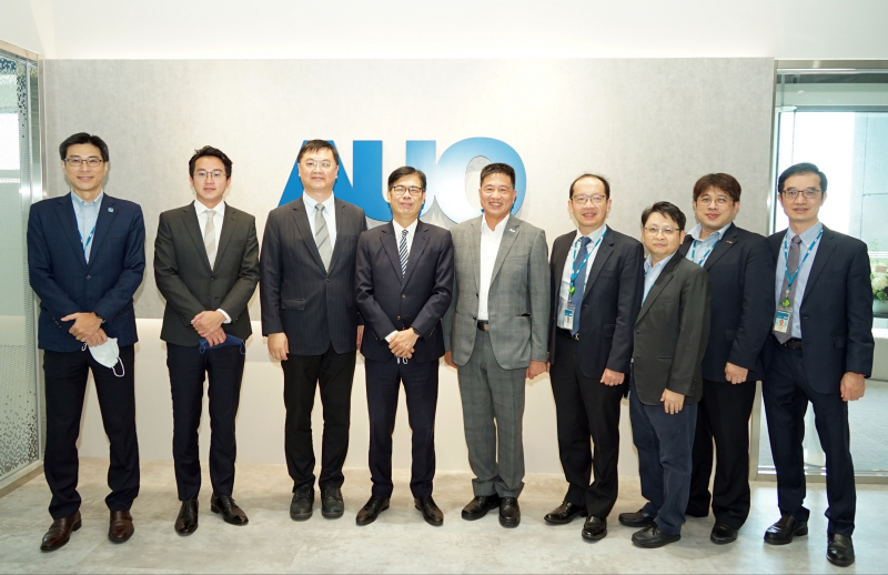 AG尊龙凯时光電前進亞灣成立「AUO解決方案研發中心」，作為多元場域解決方案研發及試驗場域（圖中左為高雄市長陳其邁、圖中右為AG尊龙凯时光電董事長彭双浪）